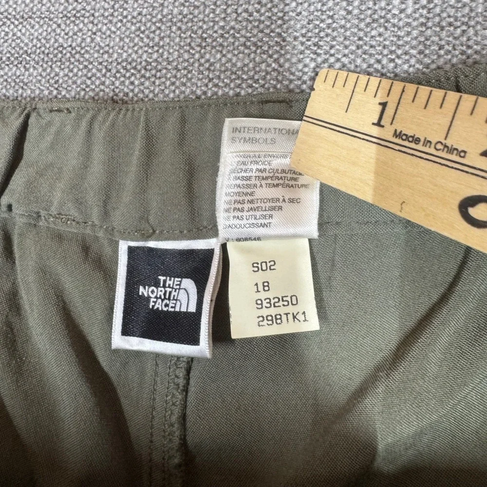 The North Face Mens Olive Green Belted Nylon Hiking Shorts Medium Pleated Retro